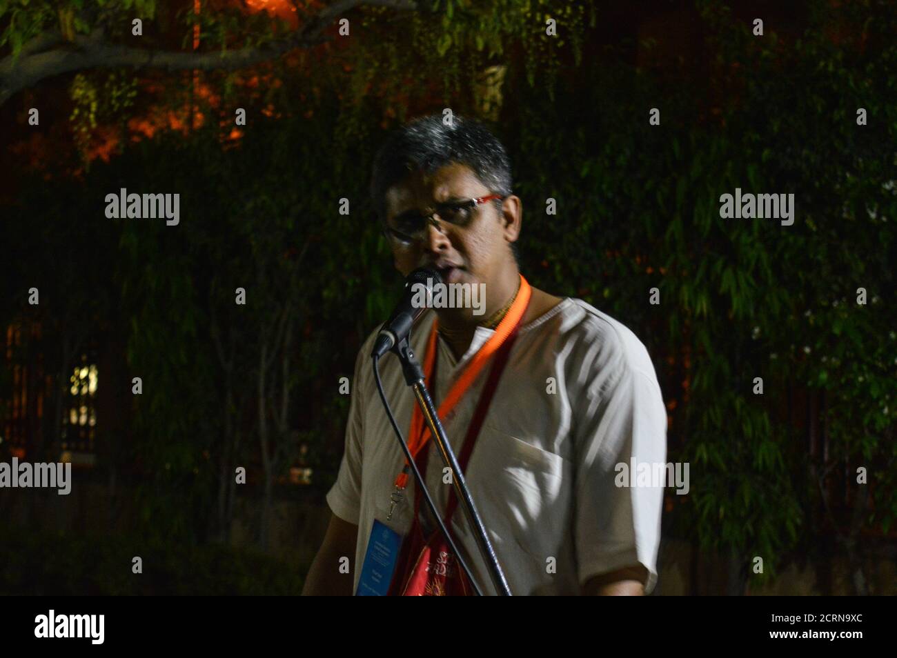Auf dem indischen Festival von Lord Krishna Geburt Zeremonie (janmastami) Leute tanzen, singen, Genießen, Feiern, Hand in der Nacht bei der iskcon Stockfoto
