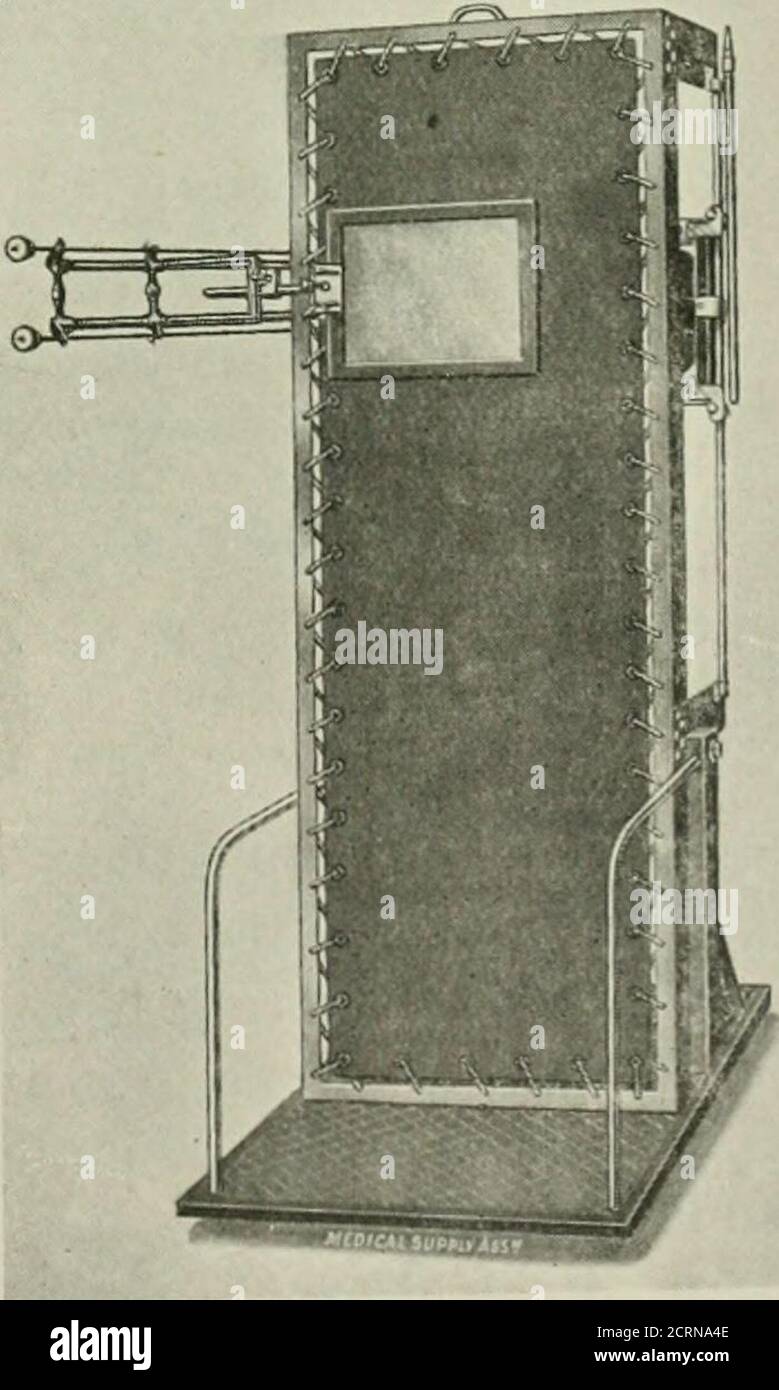 . Radiographie und Radiotherapie . Abb. 93. -Gi-Evillit kombiniert Screening-Stativ und Röntgentisch. (Medical Supply Association.) Kombinierter Röntgentisch und Aufrichtscreening Stand. – Es gibt Bedingungen, unter denen es nicht immer möglich ist, entweder aus Platzmangel oder aus anderen Umständen, die Röntgenliege und einen separaten Siebständer zu haben; dann wird ein Gerät ähnlich den Begleitfiguren nützlich sein. Die Firma Victor hat eine Sitzbank für Untersuchungen in der Bauchlage oder in der aufrechten Position hergestellt. Es ist allsocapable des Kippens mit dem Patienten onit, und der Schlauch bewegt sich mit dem cou Stockfoto