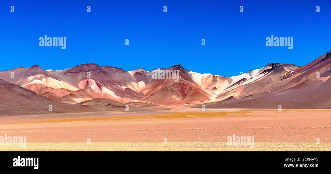 Surreale Dali Wüste, Altiplano Plateau, Atacama. Spektakuläre farbige Anden Berg. Wunderschöne trockene Wildnis Natur in Bolivien. Bergige Szene. Stockfoto