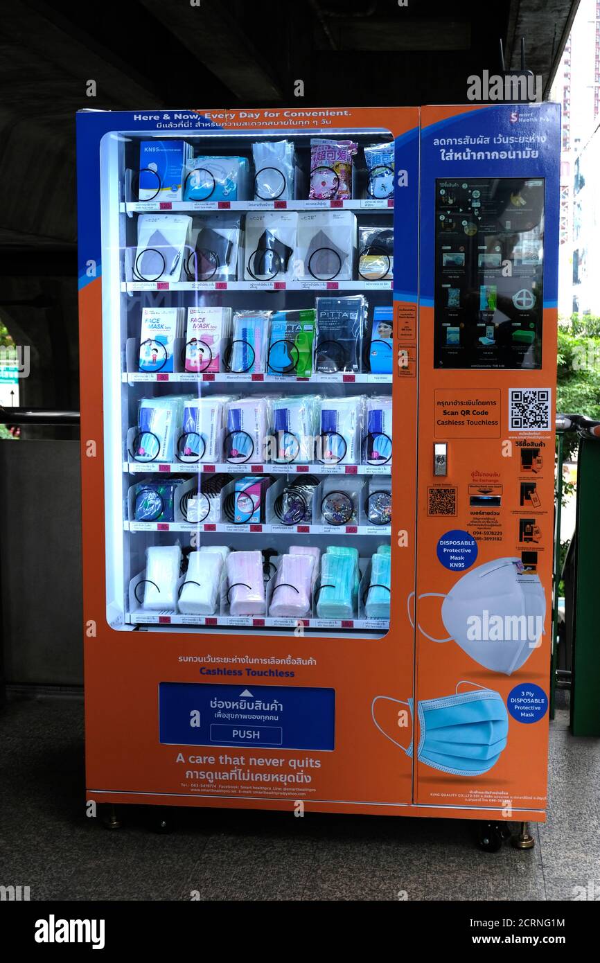 Berührungslose, bargeldlose Masken Dispensiermaschine. BTS Phra Khanong Station, Bangkok, Thailand. Stockfoto