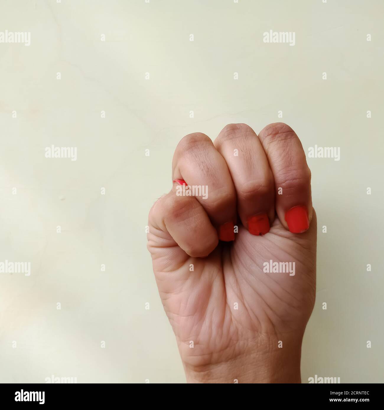 Gebärdensprache, EINE Collage des amerikanischen Zeichens Alphabet M von weiblicher Hand isoliert auf weißem Hintergrund. Stockfoto