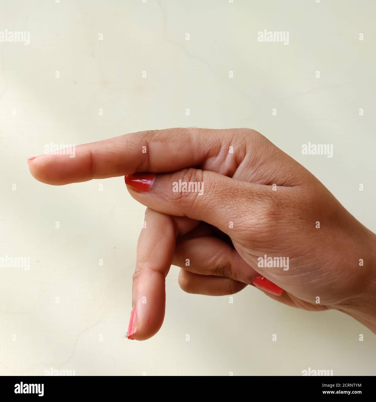 Gebärdensprache, EINE Collage aus dem amerikanischen Gebärdensprache-Alphabet P von Mädchenhand isoliert auf weißem Hintergrund. Stockfoto