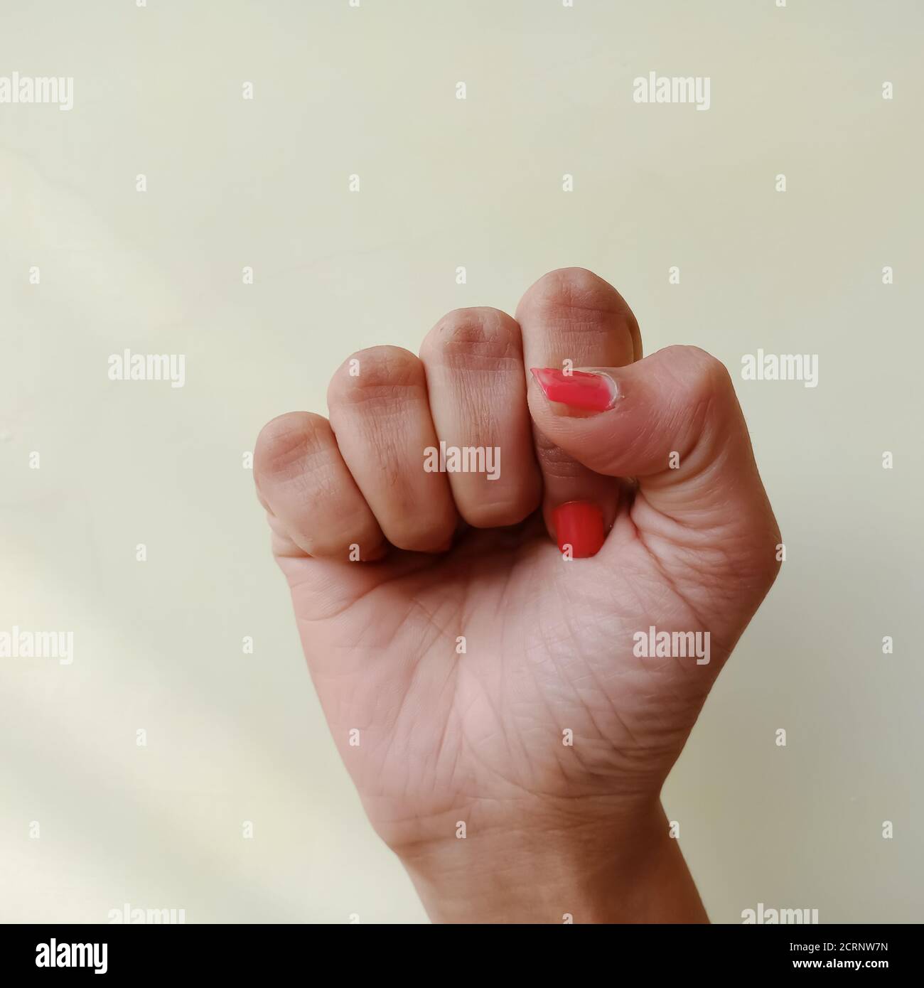 Gebärdensprache, EINE Collage aus dem amerikanischen Gebärdensprache-Alphabet S von Frau Hand isoliert auf weißem Hintergrund. Stockfoto