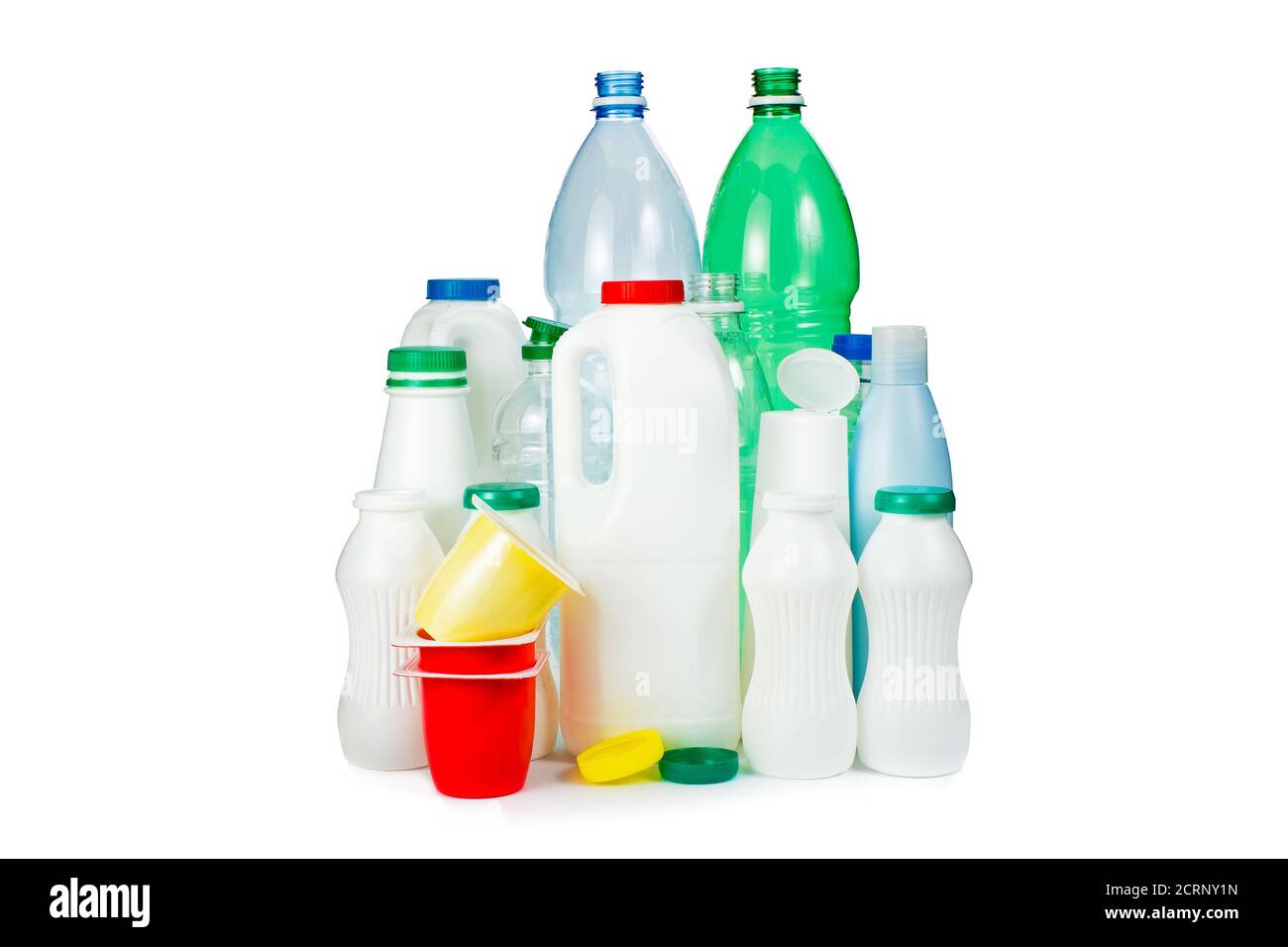 Verschiedene leere Kunststoffverpackungen isoliert auf weißem Hintergrund. Recyclingkonzept Stockfoto