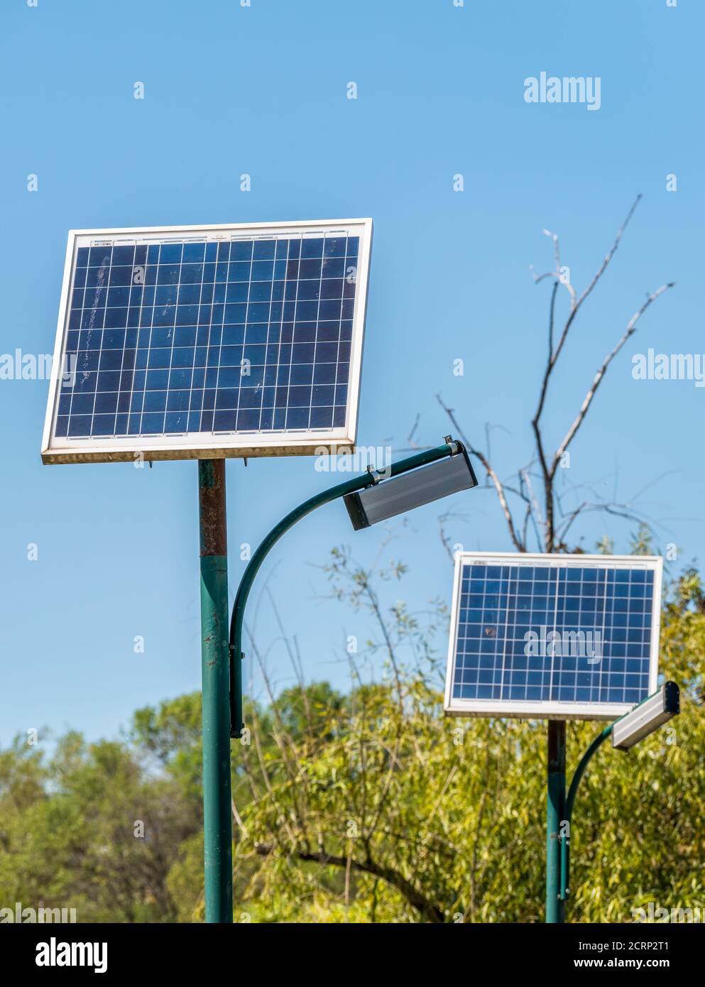 Straßenbeleuchtung Stange mit Photovoltaik-Panel und LED-Lampe leuchtet mit  grünem Hintergrund Stockfotografie - Alamy