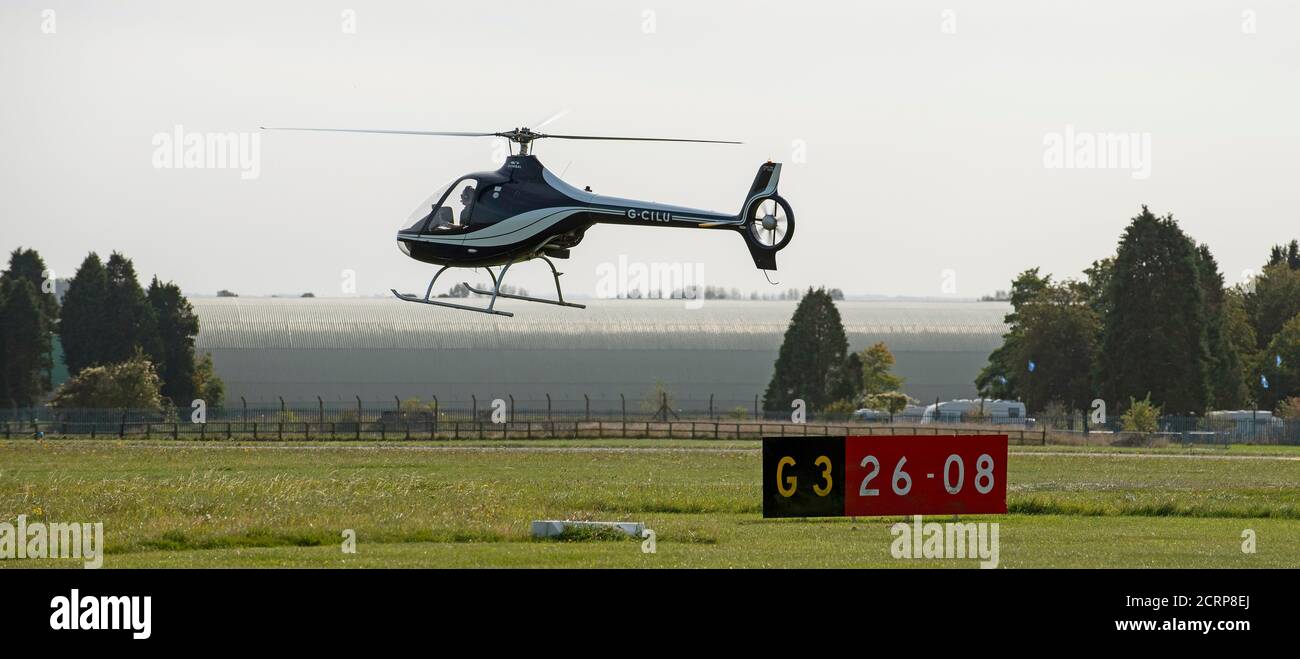 Flughafen Cotswold, Cirencester, Gloucestershire, Großbritannien. 2020. Hubschrauber auf einem Flugweg und Verlassen des Flugplatzes. Stockfoto