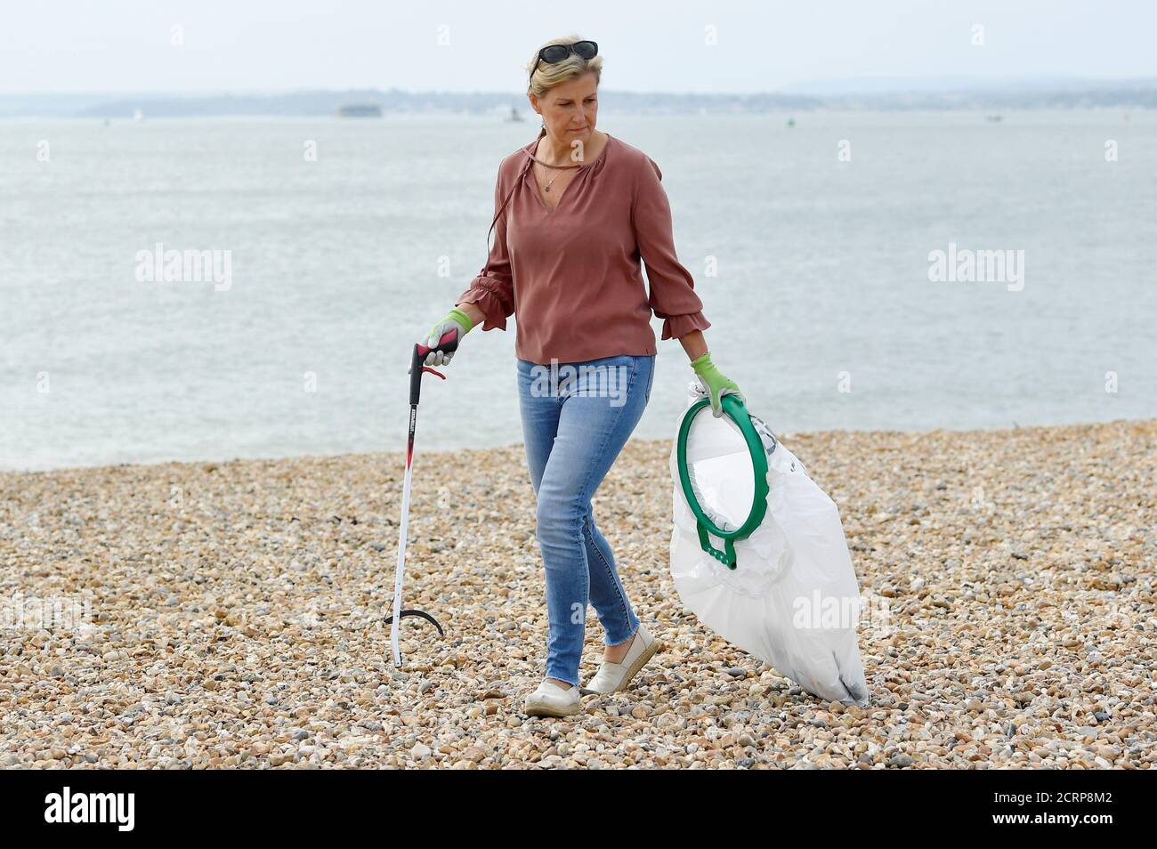 Die Gräfin von Wessex schließt sich Freiwilligen der Marine Conservation Society und Southsea Beachwatch während der Great British Beach Clean in Southsea an. Stockfoto