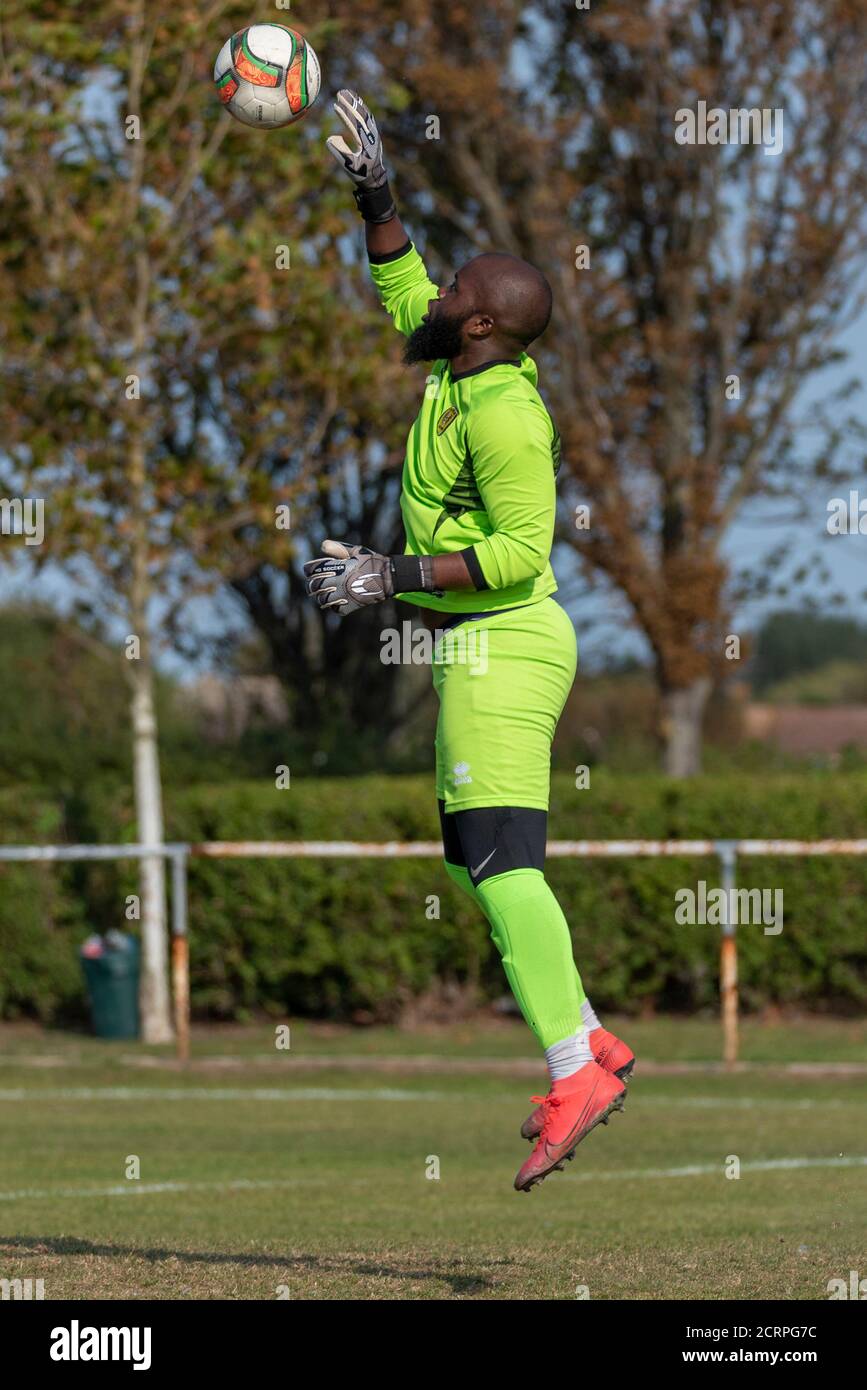 Southend Manor FC gegen Cockfosters FC in der Buildbase FA Vase erste Qualifikationsrunde im Southchurch Park, Southend on Sea, Essex, Großbritannien. Schwarzer Torwart Stockfoto