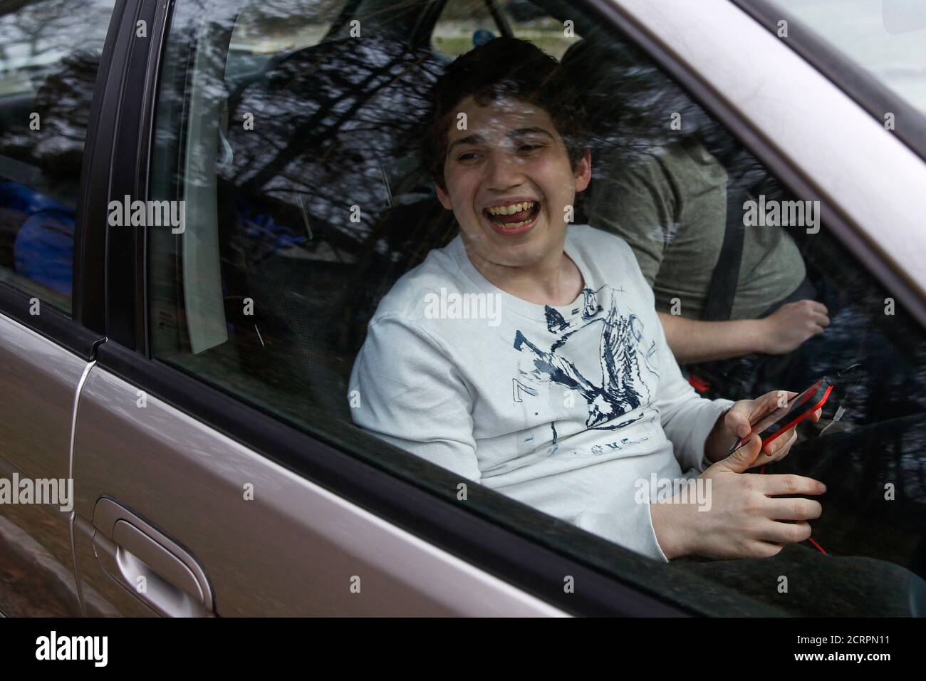 Matthew Kolen, 14, im Alter von acht mit Asperger Syndrom, lächelt beim  hören seine Kopfhörer in Long Island, New York 1. April 2014 diagnostiziert  wurde. Asperger-Syndrom ist eine Autismus-Spektrum-Störungen (ASD), die auf