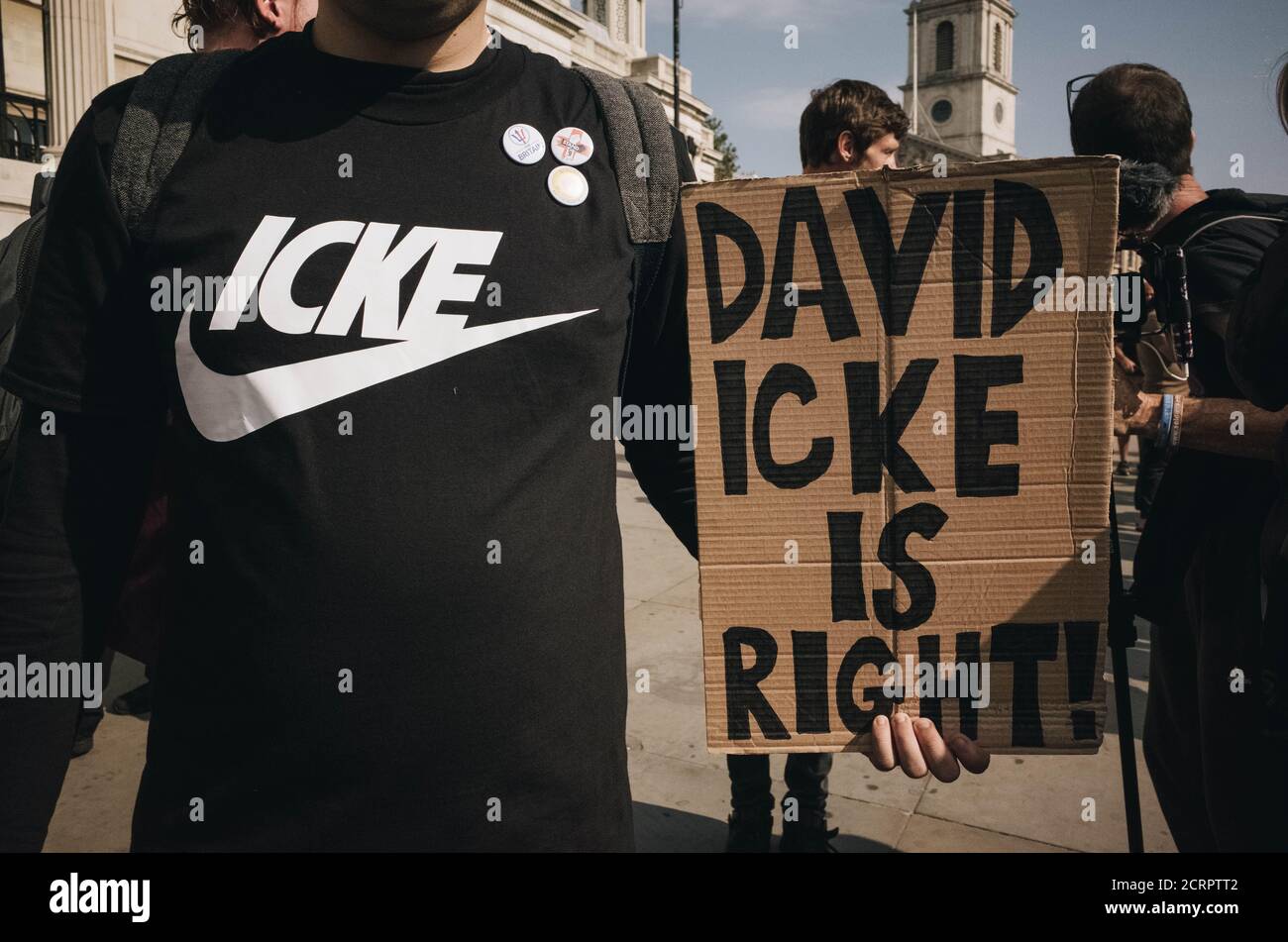 Die Polizei kolonierte und verhaftete Demonstranten während eines "Resist and Act for Freedom" Protestes gegen einen obligatorischen Coronavirus-Impfstoff, der Masken trug, soziale di Stockfoto