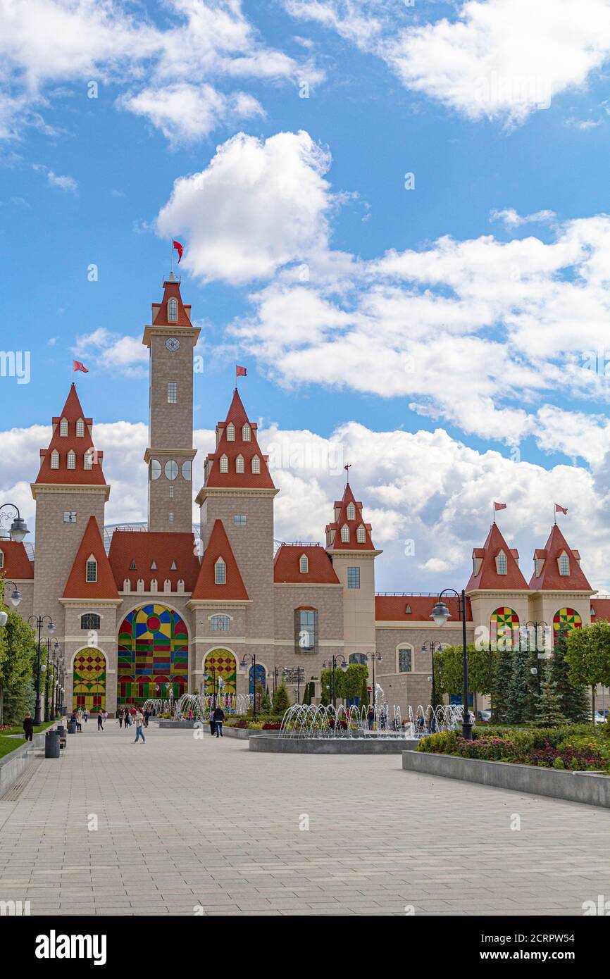 Russland, Moskau 5. Juli 2020: Haupteingang zum Freizeitpark Dream Island. Der erste Indoor-Themenpark in Moskau. Stockfoto