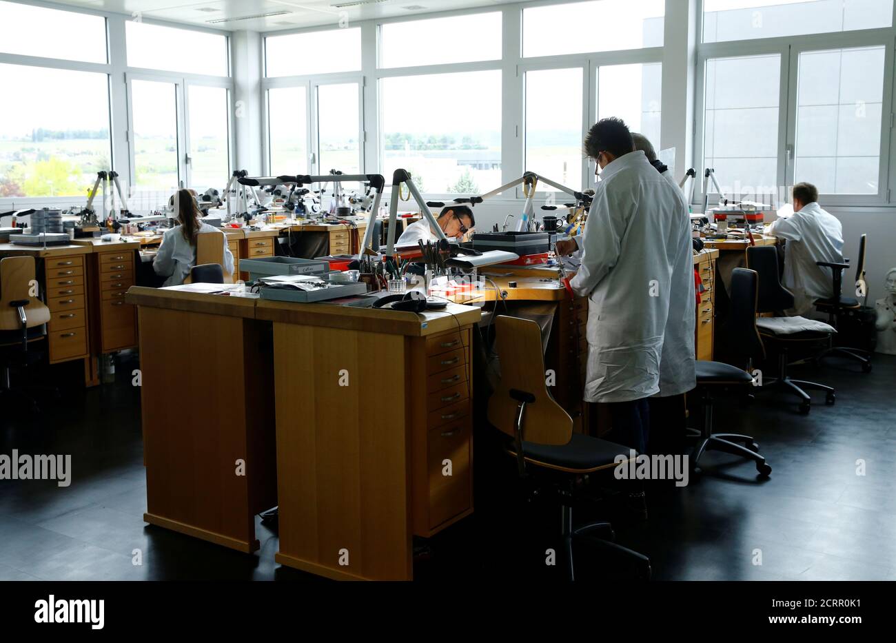 Mitarbeiter arbeiten im Departement Haute Joaillerie unabhängige  Schmuck-und Uhrenhersteller Chopard in Meyrin, Schweiz 1. Mai 2017.  REUTERS/Denis Balibouse Stockfotografie - Alamy
