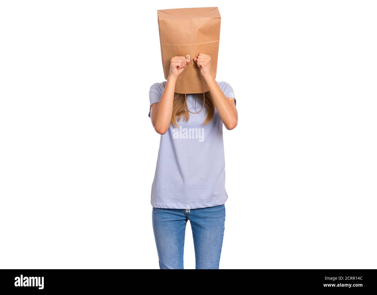 Unglücklich Teenager-Mädchen mit Papiertüte über Kopf bedeckt Gesicht mit Händen beim Weinen. Verärgert Teenager posiert im Studio. Kind weint und zeigt ihr keine Tränen Stockfoto