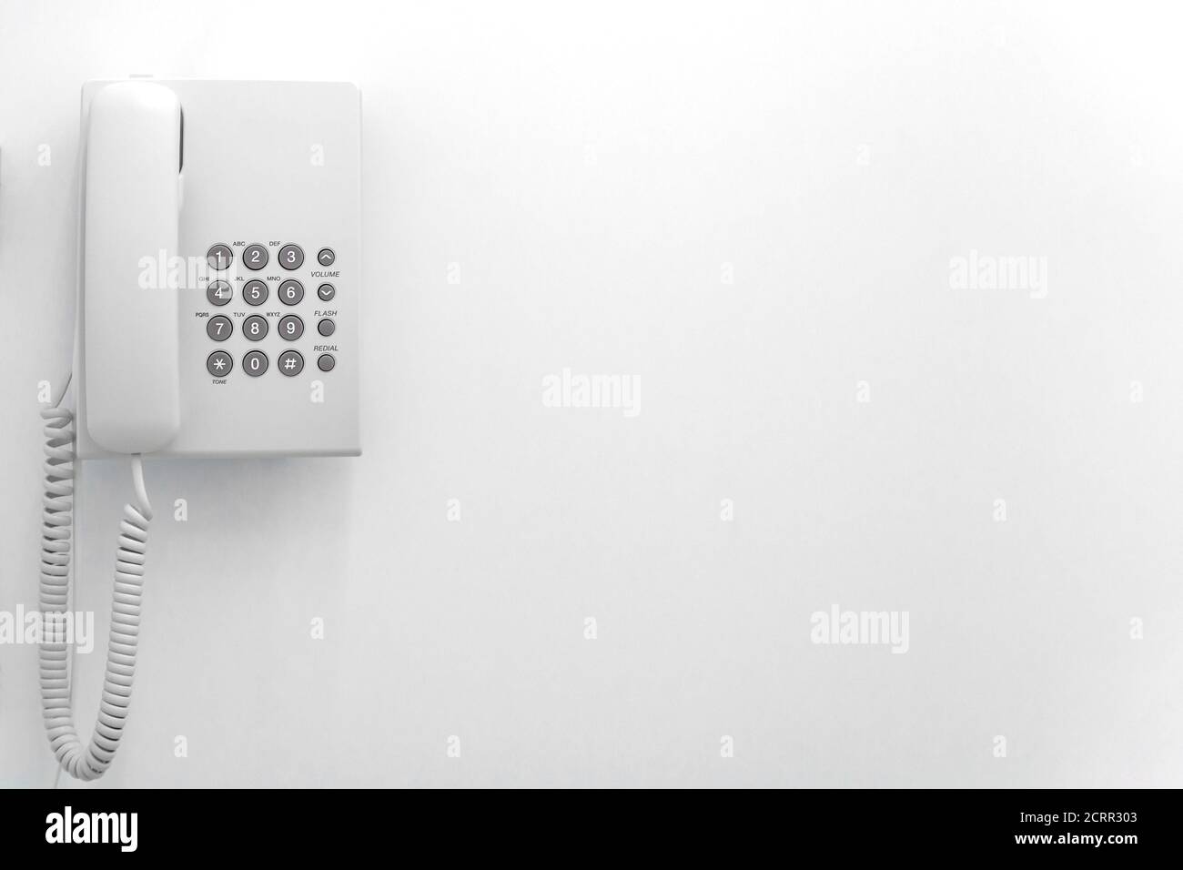 Telefon in weißer Farbe mit Tasten isoliert auf weißem Hintergrund gesetzt. Speicherplatz Kopieren. Stockfoto