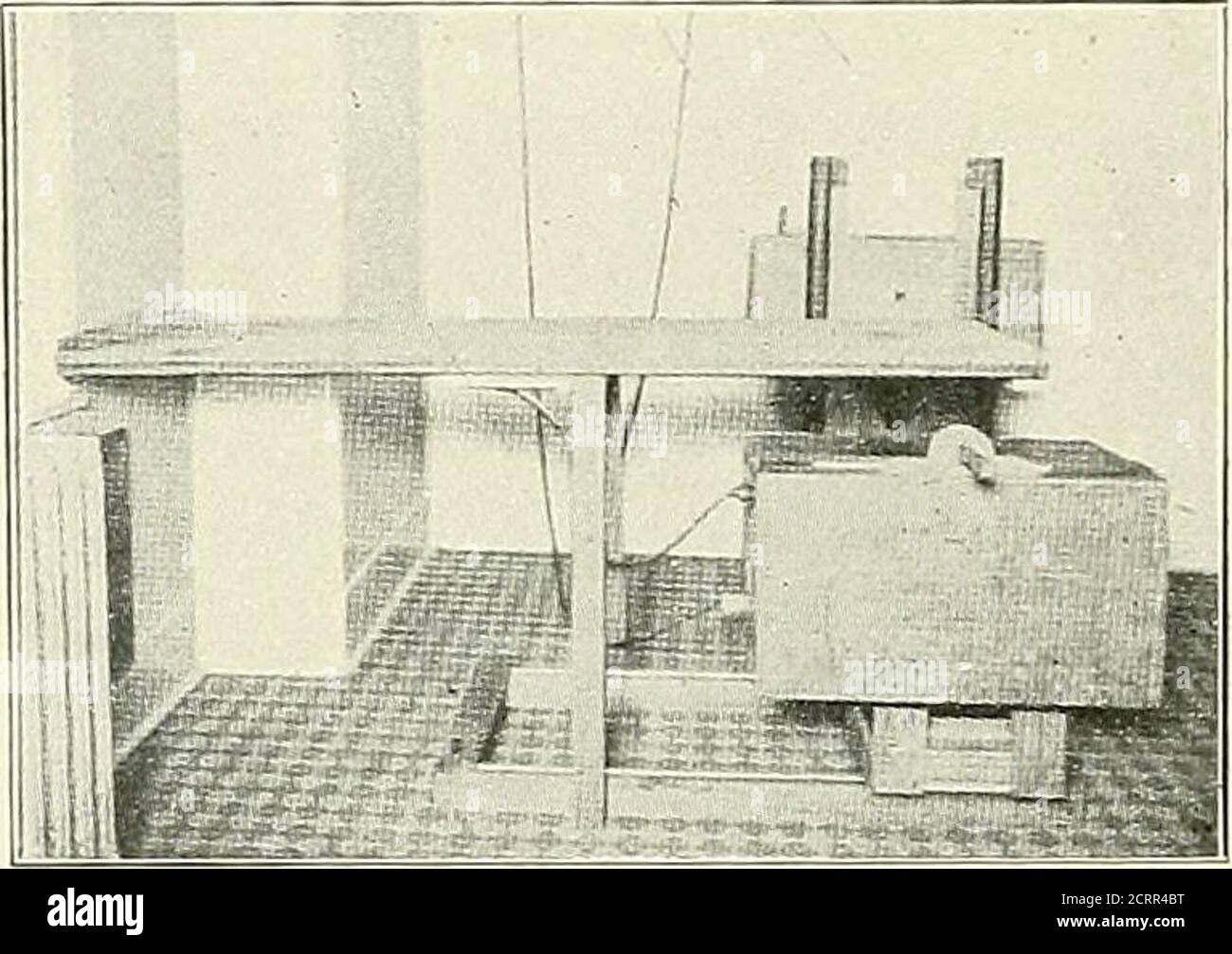 . Die Grundsätze und Praxis der roentgenologischen Technik . zu Papier, wenn die Prüfung abgeschlossen ist. Eine andere Methode ist die Befestigung einer Anordnung am Bildschirm, wobei ein Stück sauberes Glas, auf dem die Tastung mademay vor das Bleiglas geschoben wird. Der Patientenname und andere Daten sind darauf geschrieben und können in einer Hülle als Aufzeichnung abgelegt oder auf Papier übertragen werden. Tracingpaper kann auf einer Rolle am oberen Rand des Fluoroskopieschirms aufgehängt werden, so dass ein Stück über den Bildschirm gezogen und eine Kurve gemacht werden kann.die Tracing der Herzränder und der diaphragmatischen Kuppeln sollte Stockfoto