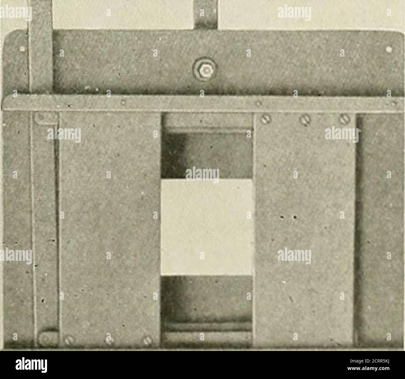 . Die Grundsätze und Praxis der roentgenologischen Technik . Abb. 117. – Metallische Irisblende. Eine einfache Methode, die Größe und Beweglichkeit des Fokus zu testen, ist die Verwendung eines Stücks Drahtgeflecht von einem Zentimeter Mesh heldequidistant (acht Zoll) vom Ziel und von der Aufnahmefläche. Die Schärfe der resultierenden Schatten zeigt die Auflösung des Brennpunkts an. (Abb. 114-115).der Brennfleck selbst kann durch eine Lochöffnung in einer Bleiplatte, die gleichweit von der Röhre und der Fotodruckplatte entfernt liegt, radiografisch untersucht werden. Abb. 116. – primäre, verstreute und sekundäre radia-t Stockfoto