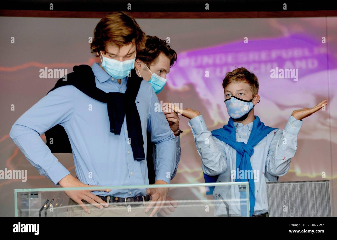 Brüssel, Belgien. September 2020. Prinz Gabriel und Prinz Emannuel von Belgien und ein Freund im Huis van de Europese geschiedenis in Brussel, am 20. September 2020, machen sie eine Radtour anlässlich des autofreien Sonntags in Brüssel Credit: Albert Nieboer/ Netherlands OUT/Point De Vue Out  /dpa/Alamy Live News Stockfoto