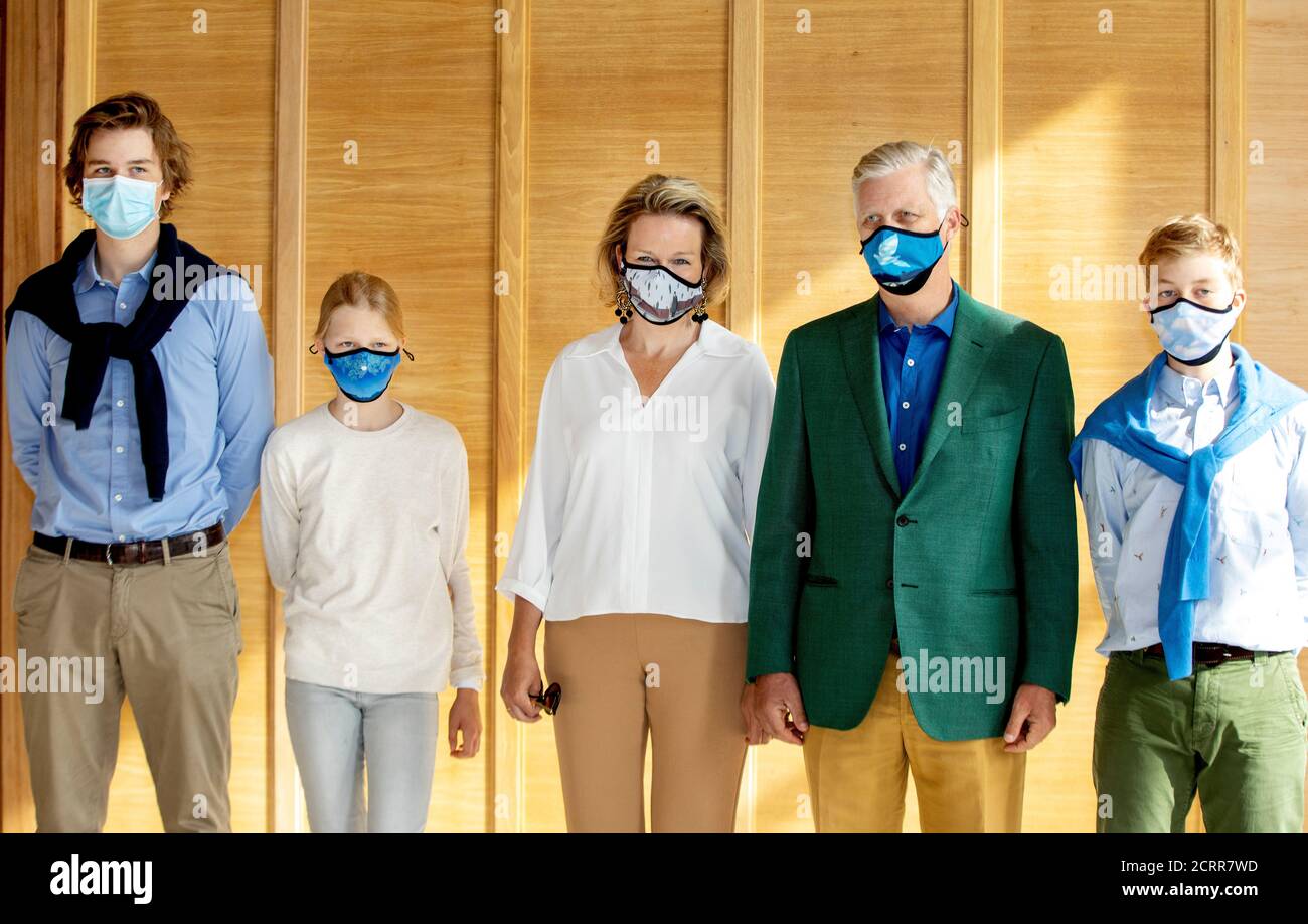 Brüssel, Belgien. September 2020. König Filip, Königin Mathilde, Prinz Gabriel, Prinz Emmanuel und Prinzen El?onore von Belgien im Huis van de Europese geschiedenis in Brussel, am 20. September 2020, machen sie eine Radtour anlässlich des autofreien Sonntags in Brüssel Credit: Albert Nieboer/ Niederlande OUT/Point De Vue Out/dpa/Alamy Live News Stockfoto