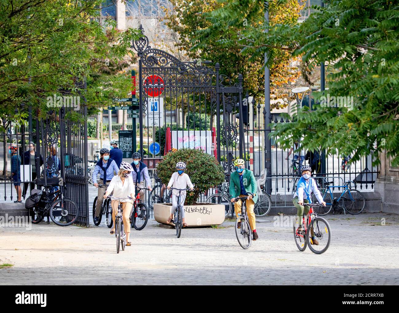 Brüssel, Belgien. September 2020. König Filip, Königin Mathilde, Prinz Gabriel, Prinz Emmanuel und Prinzen El?onore von Belgien kommen mit dem Fahrrad an der Huis van de Europese geschiedenis in Brussel, am 20. September 2020, machen sie eine Radtour anlässlich des autofreien Sonntags in Brüssel Credit: Albert Nieboer/ Niederlande OUT/Point De Vue Out/dpa/Alamy Live News Stockfoto