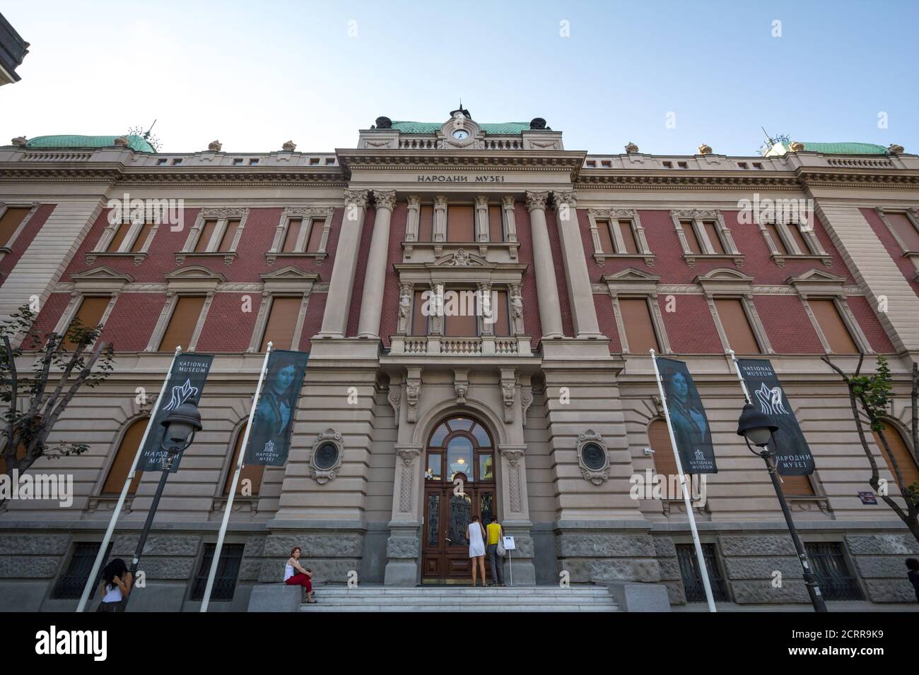 BELGRAD, SERBIEN - 12. AUGUST 2018: Hauptfassade des Nationalmuseums, oder Narodni Muzej, mit seinem Eingang. Es ist ein großes historisches Wahrzeichen und die c Stockfoto