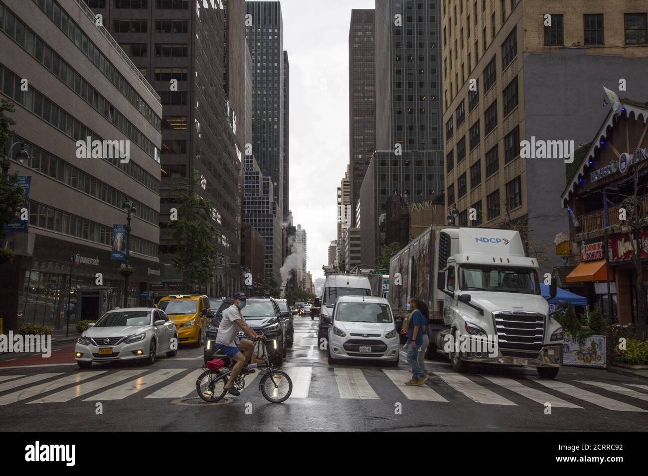Blick nach Süden auf 3rd Avenue in Midtown Manhattan, gleich nachdem es geregnet hat. Stockfoto