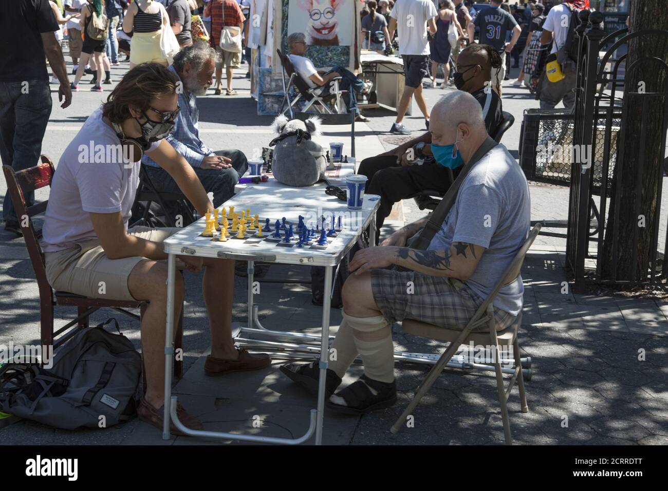 Schachspiele bieten ziemlich gute soziale Distanzierung während der Covid-19 Pandemie. Schachspiele, Union Square, New York City. Stockfoto