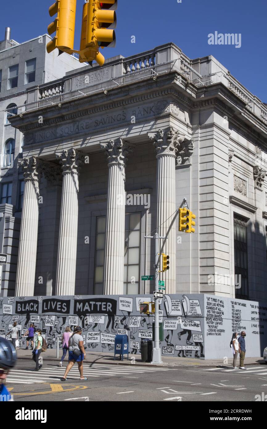 Black Lives Matter Installation, mit den Namen vieler afrikanischer Amerikaner, die von der Polizei getötet wurden, vor dem Daryl Roth Theater ursprünglich die Union Square Savings Bank, ein Wahrzeichen von NYC, erbaut 1905-07, entworfen von Henry Bacon. Union Square East & E. 15th Street. Stockfoto