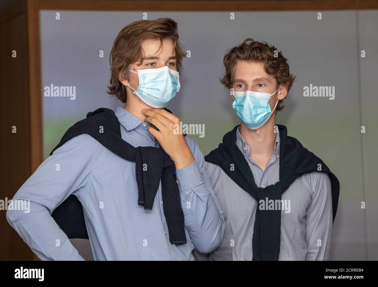 Brüssel, Belgien. September 2020. Prinz Gabriel von Belgien und ein Freund im Huis van de Europese geschiedenis in Brussel, am 20. September 2020, machen sie eine Radtour anlässlich des autofreien Sonntags in Brüssel.Quelle: Albert Nieboer/ Netherlands OUT/Point De Vue Out  /dpa/Alamy Live News Stockfoto