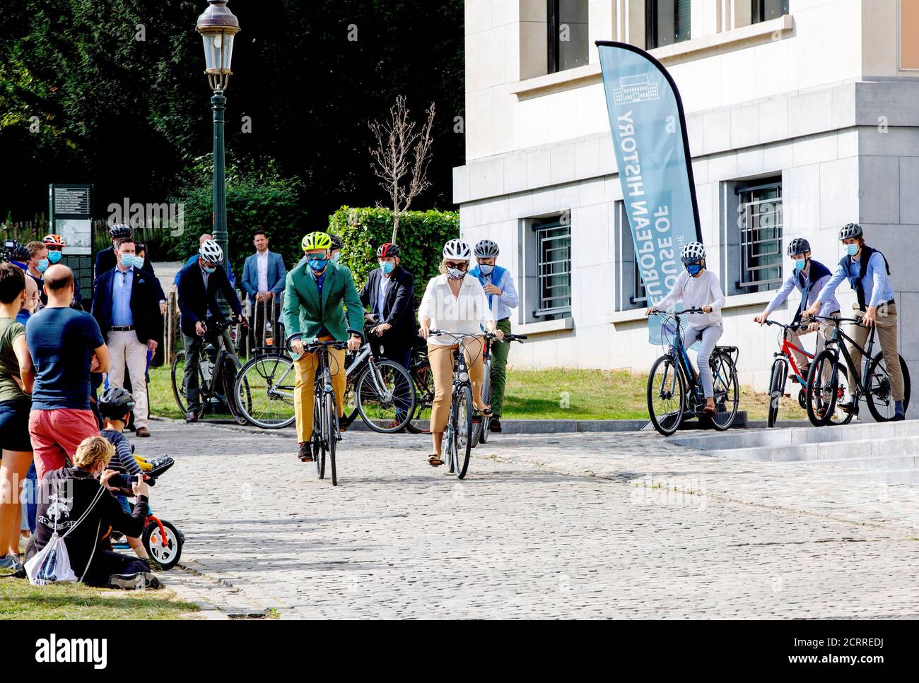Brüssel, Belgien. September 2020. König Filip, Königin Mathilde, Prinz Gabriel, Prinz Emmanuel und Prinz Eleonore von Belgien verlassen am 20. September 2020 das Huis van de Europese geschiedenis in Brussel, sie machen eine Radtour anlässlich des autofreien Sonntags in Brüssel.Quelle: Albert Nieboer/ Niederlande OUT/Point De Vue Out/dpa/Alamy Live News Stockfoto
