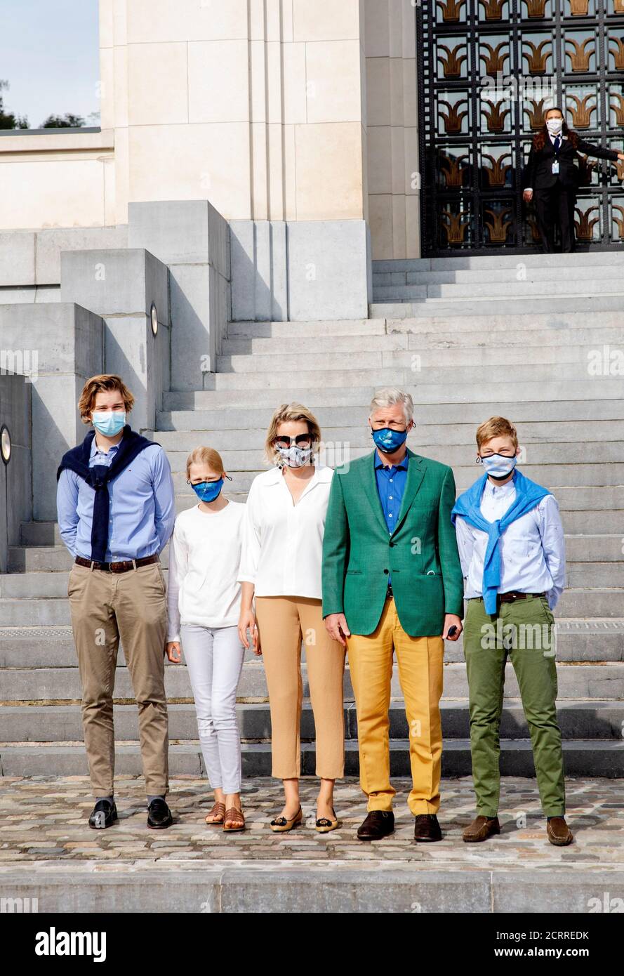 Brüssel, Belgien. September 2020. König Filip, Königin Mathilde, Prinz Gabriel, Prinz Emmanuel und Princes Eléonore kommen am 20. September 2020 im Huis van de Europese geschiedenis in Brussel an, sie machen eine Radtour anlässlich des autofreien Sonntags in Brüssel Credit: Albert Nieboer/ Niederlande OUT/Point De Vue Out/dpa/Alamy Live News Stockfoto