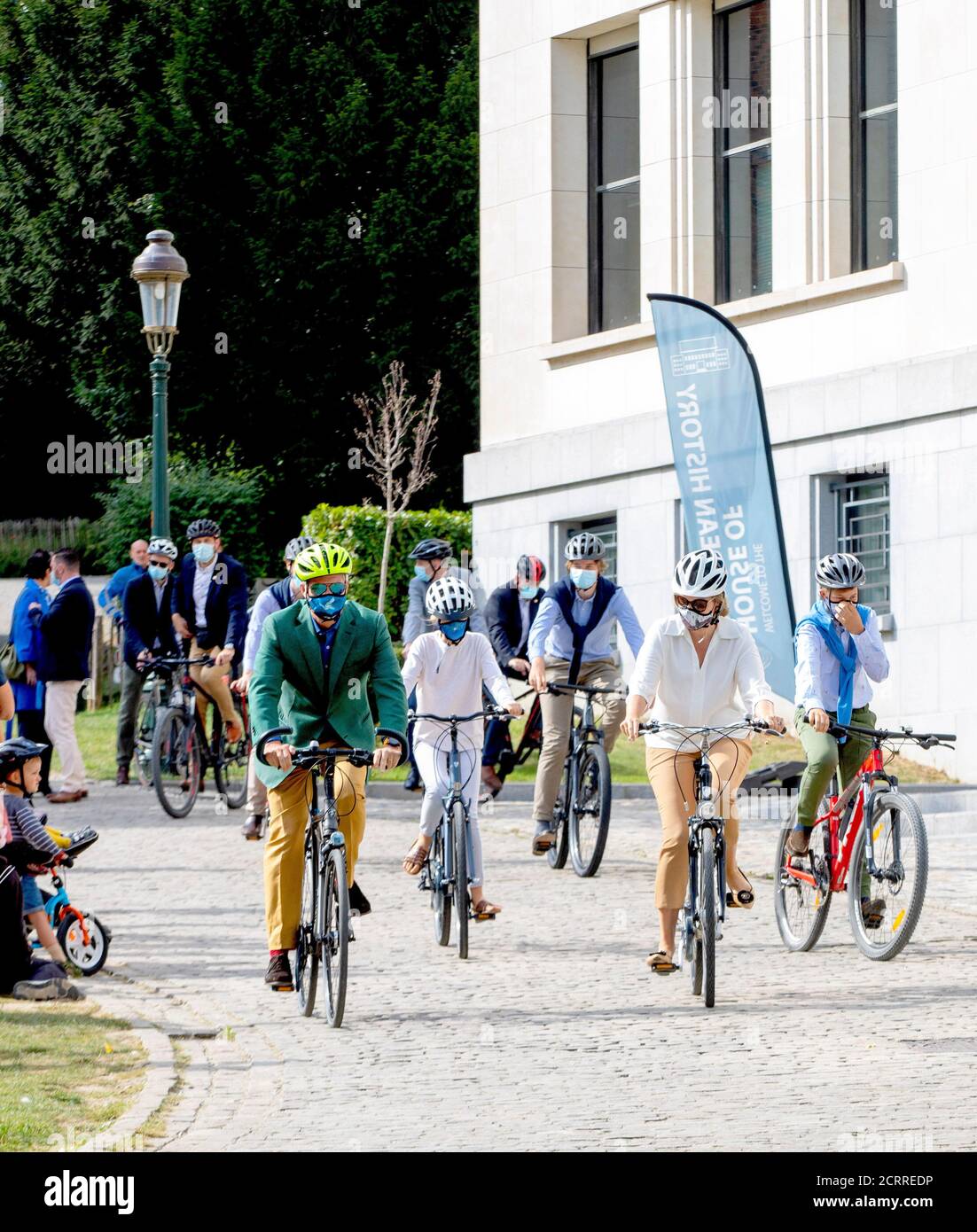 Brüssel, Belgien. September 2020. König Filip, Königin Mathilde, Prinz Gabriel, Prinz Emmanuel und Prinz Eleonore von Belgien verlassen am 20. September 2020 das Huis van de Europese geschiedenis in Brussel, sie machen eine Radtour anlässlich des autofreien Sonntags in Brüssel.Quelle: Albert Nieboer/ Niederlande OUT/Point De Vue Out/dpa/Alamy Live News Stockfoto