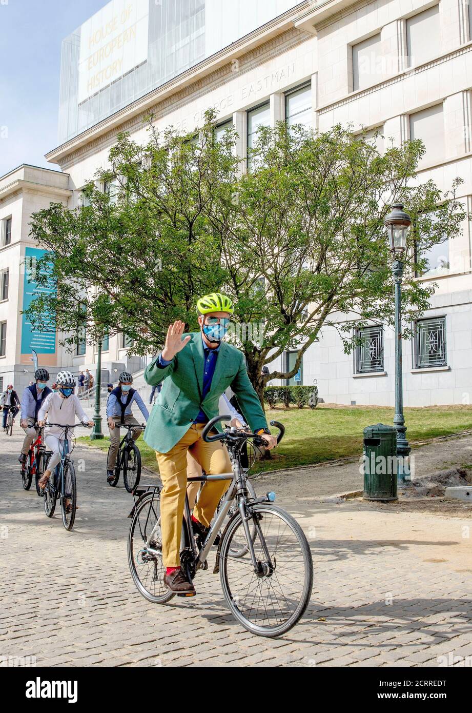Brüssel, Belgien. September 2020. König Filip, Königin Mathilde, Prinz Gabriel, Prinz Emmanuel und Prinz Eleonore von Belgien verlassen am 20. September 2020 das Huis van de Europese geschiedenis in Brussel, sie machen eine Radtour anlässlich des autofreien Sonntags in Brüssel.Quelle: Albert Nieboer/ Niederlande OUT/Point De Vue Out/dpa/Alamy Live News Stockfoto