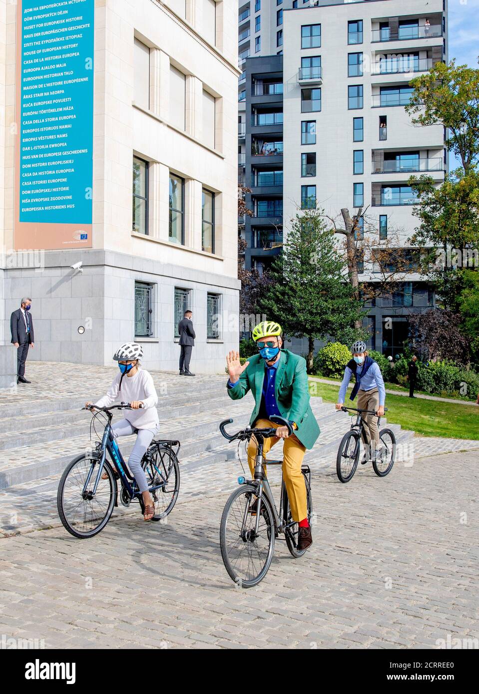 Brüssel, Belgien. September 2020. König Filip, Prinz Emmanuel und Prinzen El?onore kommen am 20. September 2020 im Huis van de Europese geschiedenis in Brussel an, sie machen eine Radtour anlässlich des autofreien Sonntags in Brüssel.Quelle: Albert Nieboer/ Netherlands OUT/Point De Vue Out  /dpa/Alamy Live News Stockfoto