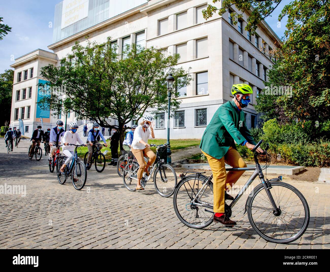 Brüssel, Belgien. September 2020. König Filip, Königin Mathilde, Prinz Gabriel, Prinz Emmanuel und Prinz Eleonore von Belgien verlassen am 20. September 2020 das Huis van de Europese geschiedenis in Brussel, sie machen eine Radtour anlässlich des autofreien Sonntags in Brüssel.Quelle: Albert Nieboer/ Niederlande OUT/Point De Vue Out/dpa/Alamy Live News Stockfoto