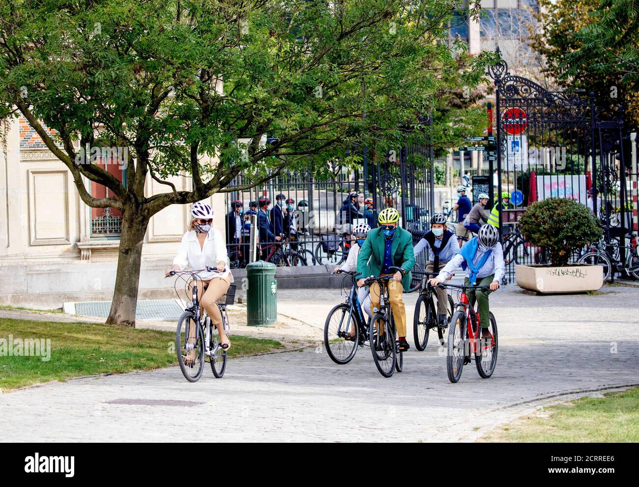 Brüssel, Belgien. September 2020. König Filip, Königin Mathilde, Prinz Gabriel, Prinz Emmanuel und Prinz Eléonore von Belgien kommen mit dem Fahrrad am 20. September 2020 im Huis van de Europese geschiedenis in Brussel an, sie machen eine Radtour anlässlich des autofreien Sonntags in Brüssel.Quelle: Albert Nieboer/ Niederlande OUT/Point De Vue Out/dpa/Alamy Live News Stockfoto