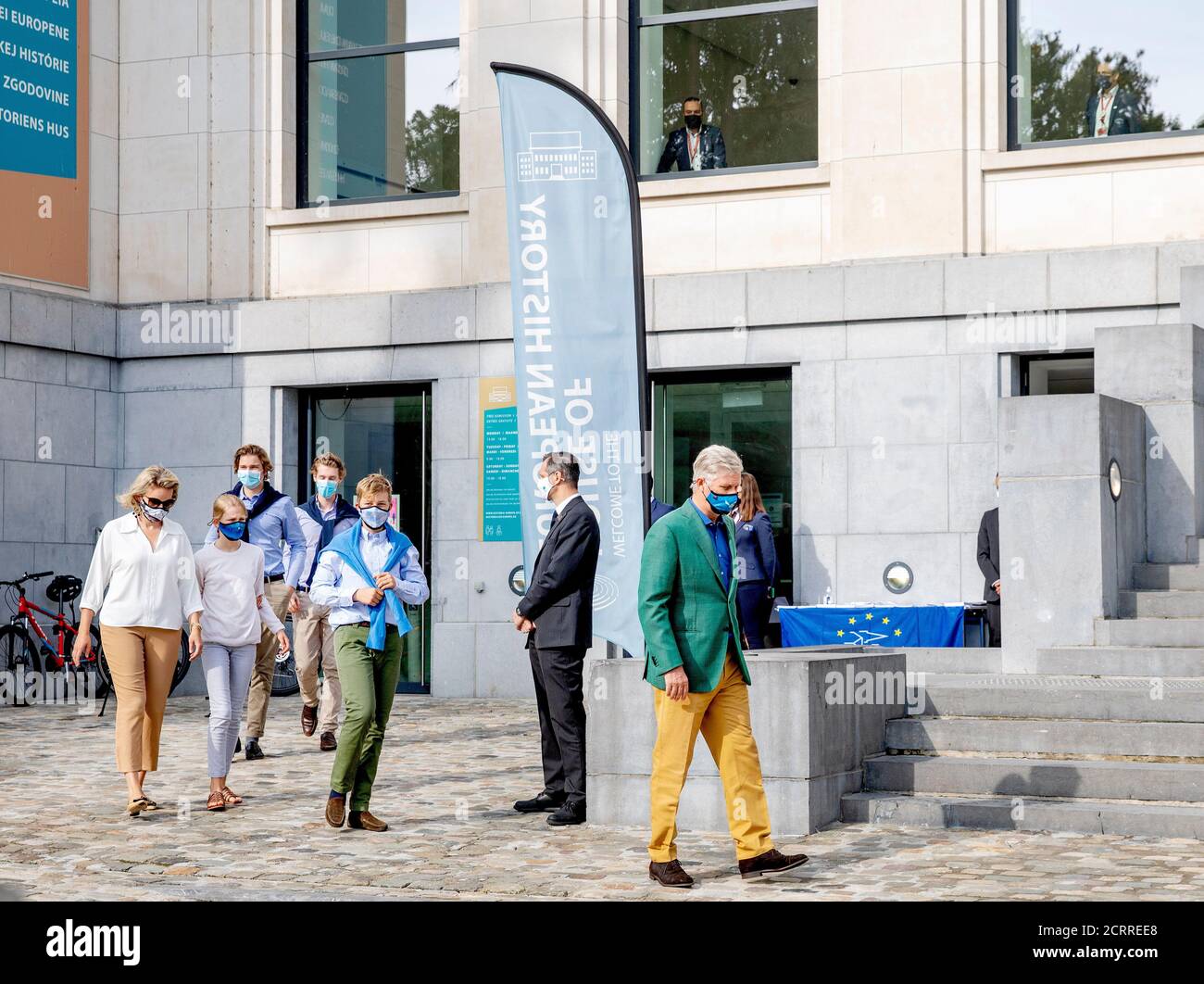 Brüssel, Belgien. September 2020. König Filip, Königin Mathilde, Prinz Gabriel, Prinz Emmanuel und Prinzen El?onore kommen am 20. September 2020 im Huis van de Europese geschiedenis in Brussel an, sie machen eine Radtour anlässlich des autofreien Sonntags in Brüssel Credit: Albert Nieboer/ Niederlande OUT/Point De Vue Out/dpa/Alamy Live News Stockfoto