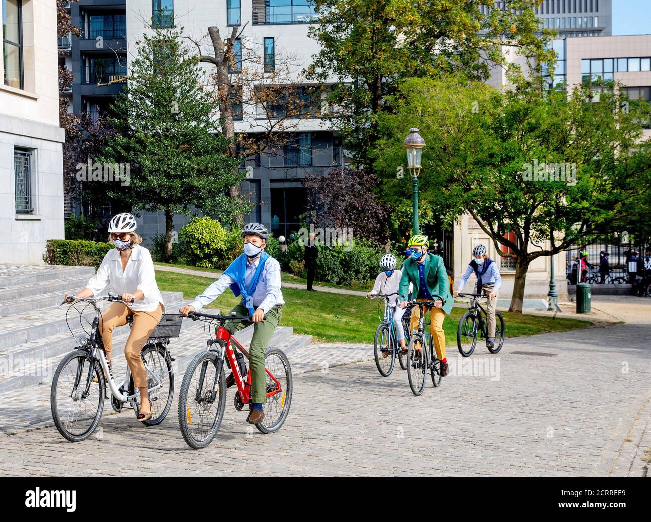 Brüssel, Belgien. September 2020. König Filip, Königin Mathilde, Prinz Gabriel, Prinz Emmanuel und Prinzen El?onore kommen am 20. September 2020 im Huis van de Europese geschiedenis in Brussel an, sie machen eine Radtour anlässlich des autofreien Sonntags in Brüssel Credit: Albert Nieboer/ Niederlande OUT/Point De Vue Out/dpa/Alamy Live News Stockfoto