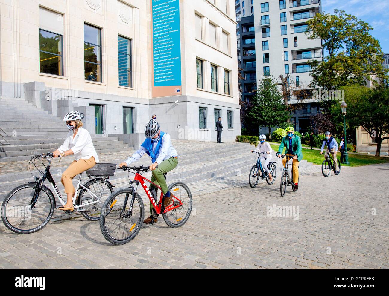 Brüssel, Belgien. September 2020. König Filip, Königin Mathilde, Prinz Gabriel, Prinz Emmanuel und Princes Eléonore kommen am 20. September 2020 im Huis van de Europese geschiedenis in Brussel an, sie machen eine Radtour anlässlich des autofreien Sonntags in Brüssel Credit: Albert Nieboer/ Niederlande OUT/Point De Vue Out/dpa/Alamy Live News Stockfoto