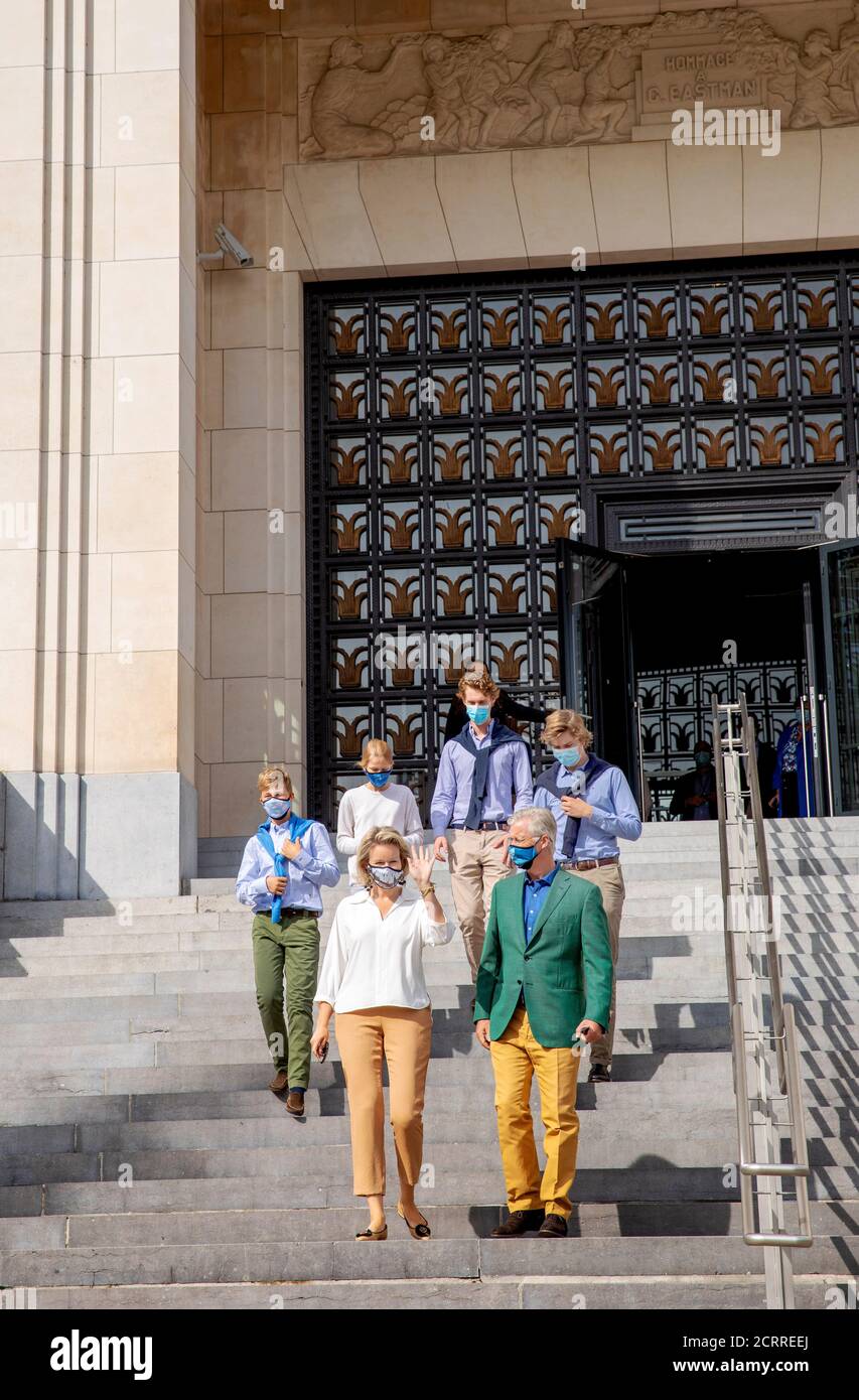 Brüssel, Belgien. September 2020. König Filip, Königin Mathilde, Prinz Gabriel, Prinz Emmanuel und Prinz Eleonore von Belgien verlassen am 20. September 2020 das Huis van de Europese geschiedenis in Brussel, sie machen eine Radtour anlässlich des autofreien Sonntags in Brüssel.Quelle: Albert Nieboer/ Niederlande OUT/Point De Vue Out/dpa/Alamy Live News Stockfoto