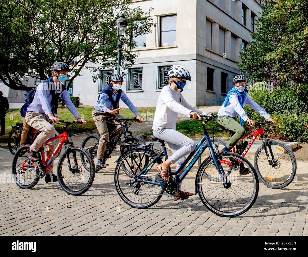 Brüssel, Belgien. September 2020. Prinz Gabriel, Prinz Emmanuel und Prinz Eleonore von Belgien und ein Freund des Hauses verlassen am 20. September 2020 im Huis van de Europese geschiedenis in Brussel, machen sie eine Radtour anlässlich des autofreien Sonntags in Brüssel Credit: Albert Nieboer/ Niederlande OUT/Point De Vue Out/dpa/Alamy Live News Stockfoto