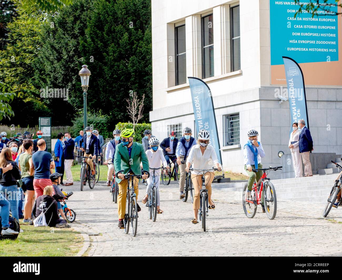 Brüssel, Belgien. September 2020. König Filip, Königin Mathilde, Prinz Gabriel, Prinz Emmanuel und Prinz Eleonore von Belgien verlassen am 20. September 2020 das Huis van de Europese geschiedenis in Brussel, sie machen eine Radtour anlässlich des autofreien Sonntags in Brüssel.Quelle: Albert Nieboer/ Niederlande OUT/Point De Vue Out/dpa/Alamy Live News Stockfoto