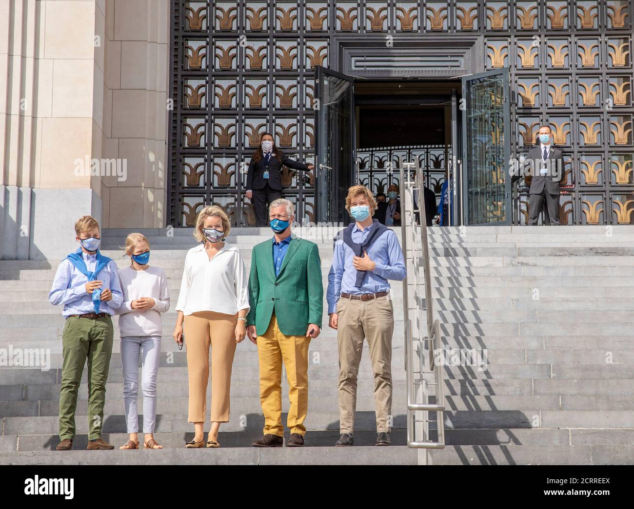 Brüssel, Belgien. September 2020. König Filip, Königin Mathilde, Prinz Gabriel, Prinz Emmanuel und Prinz Eleonore von Belgien verlassen am 20. September 2020 das Huis van de Europese geschiedenis in Brussel, sie machen eine Radtour anlässlich des autofreien Sonntags in Brüssel.Quelle: Albert Nieboer/ Niederlande OUT/Point De Vue Out/dpa/Alamy Live News Stockfoto