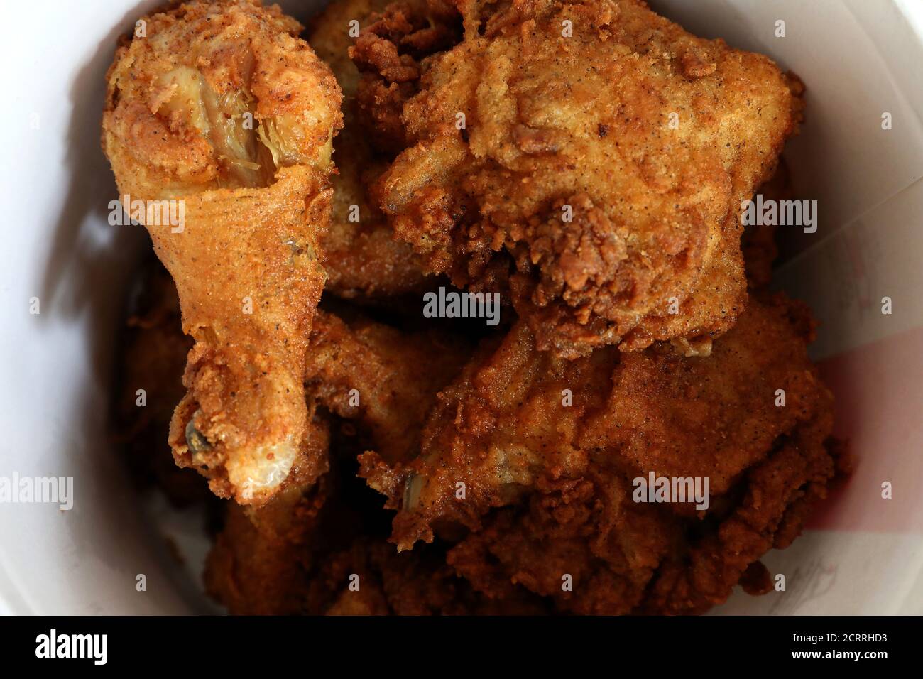 Huhn in einem eimer Fotos und Bildmaterial in hoher Auflösung Alamy