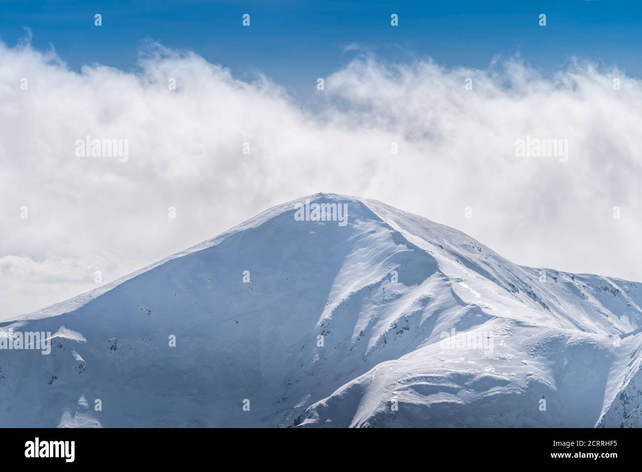 Blick vom Kasprowy Wierch auf den Berggipfel im Winter. Erstaunliche Bergkette mit schneebedeckten Berggipfeln in der Tatra, Polen Stockfoto