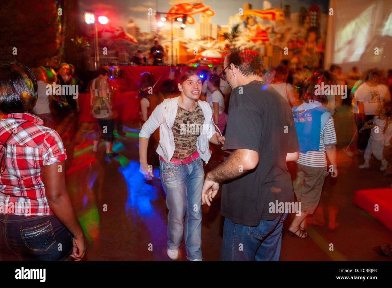 Paris, Frankreich, große Menschenmenge, Tanzfläche, öffentliche Veranstaltungen, Bastille Day Celebration, 14. Juli Tanz. Französische Frauen tanzen beim Feuerwehrball. Urlaub Spaß Stockfoto