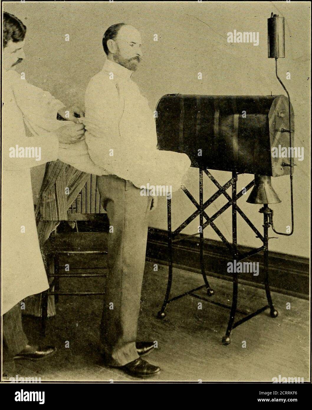 . Ein System der Ausbildung in Röntgenverfahren und medizinische Anwendungen von Licht, Heißluft, Vibration und Hochfrequenzströme : ein bildliches System der Lehre durch klinische Instruktionsplatten mit erklärendem Text : eine Reihe von fotografischen Kliniken in Standard-Anwendungen der wissenschaftlichen therapeutischen Apparaturen für chirurgische und medizinische Praktiker : Vorbereitet speziell für die post-Graduate-Home-Studie von Chirurgen, Allgemeinmedizinern, Zahnärzten, Dermatologen und Spezialisten in der Behandlung von chronischen Krankheiten und Sanitariumpraxis . Platte 255. – Methode der Wrappirig Patienten Arm in schweren türkischen Frottee-Vorbereitung Stockfoto