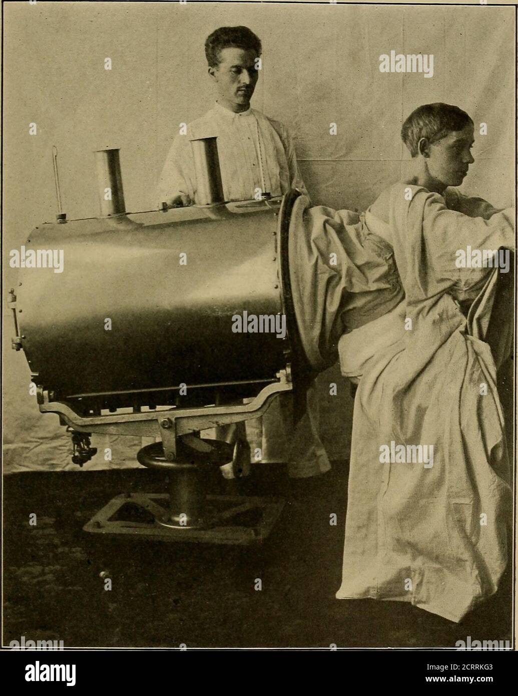 . Ein System der Ausbildung in Röntgenverfahren und medizinische Anwendungen von Licht, Heißluft, Vibration und Hochfrequenzströme : ein bildliches System der Lehre durch klinische Instruktionsplatten mit erklärendem Text : eine Reihe von fotografischen Kliniken in Standard-Anwendungen der wissenschaftlichen therapeutischen Apparaturen für chirurgische und medizinische Praktiker : Vorbereitet speziell für die post-Graduate-Home-Studie von Chirurgen, Allgemeinmedizinern, Zahnärzten, Dermatologen und Spezialisten in der Behandlung von chronischen Krankheiten und Sanitariumpraxis . Platte 252: Zeigt den Patienten in der Mitte der Beinbehandlung an, die in der letzten Platte begonnen wurde. Atten Stockfoto