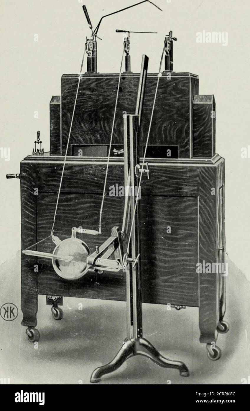 . Elementare und zahnärztliche Radiographie . feo B Abb. 44. Röntgenröhre mit Vakuumregler. Als um die Wände. Der Weg des geringsten Widerstands führt daher durch die Theregulierkammer, durch den beweglichen Arm, durch den röhrenregulierenden Funkenspalt, in das negative Klemmenband; es sei denn, der röhrenregulierende Funkenspalt ist natürlich sehr breit. X-R.1V TUBUS UND DIE RÖNTGENSTRAHLEN 47. Iig. 4.). SH;;iiii; t.K iramitr oi Verbindung der dritten Klemme auf der Spule mit dem regnl.iting cl.anil.er. Die icgulatint&gt;- Kammer enthält asliestcs imj.rei^natetl mit s-miechemical, se^diiini oder Kaliumhych-atc, fn Stockfoto