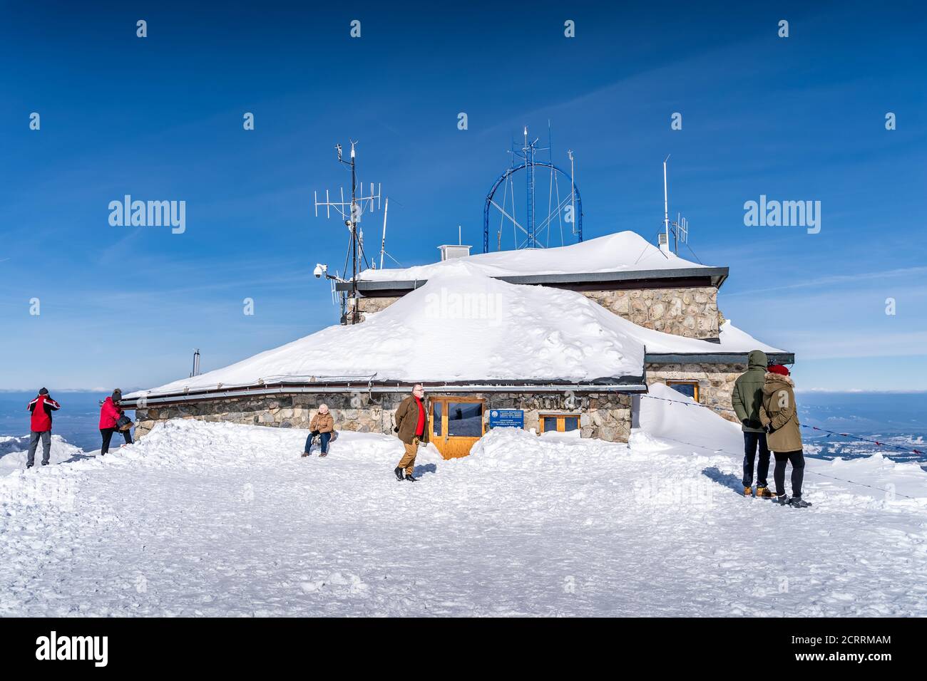 Zakopane, Polen März 2019 Touristen besichtigen den Gipfel des Kasprowy Wierch mit mehreren meteorologischen Station im Hintergrund Stockfoto