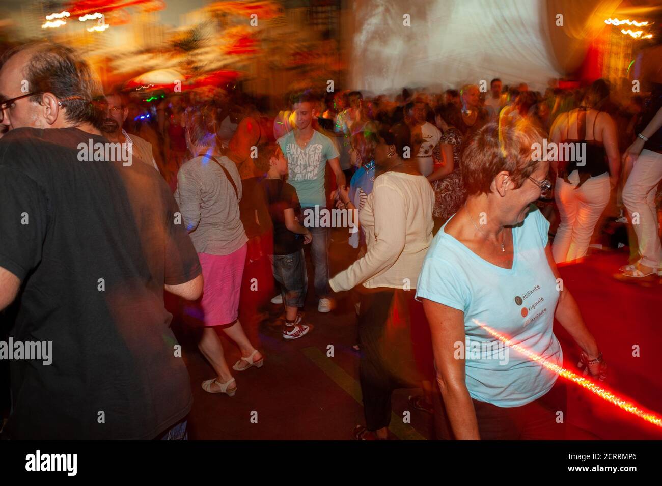 Paris, Frankreich, Große Menschenmengen, Tanzfläche, Öffentliche Veranstaltungen, Feierlichkeiten zum Bastille-Tag, 14. Juli Tanz. Französische Frauen tanzen beim Feuerwehrball. Stockfoto